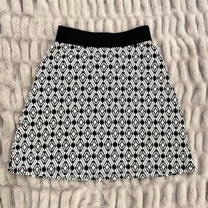 Black & White Textured Stretchy Skirt Size Unknown (Most likely Small- Medium)